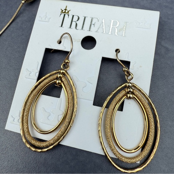 Trifari Gold Necklace and Earrings Set - Picture 15 of 16